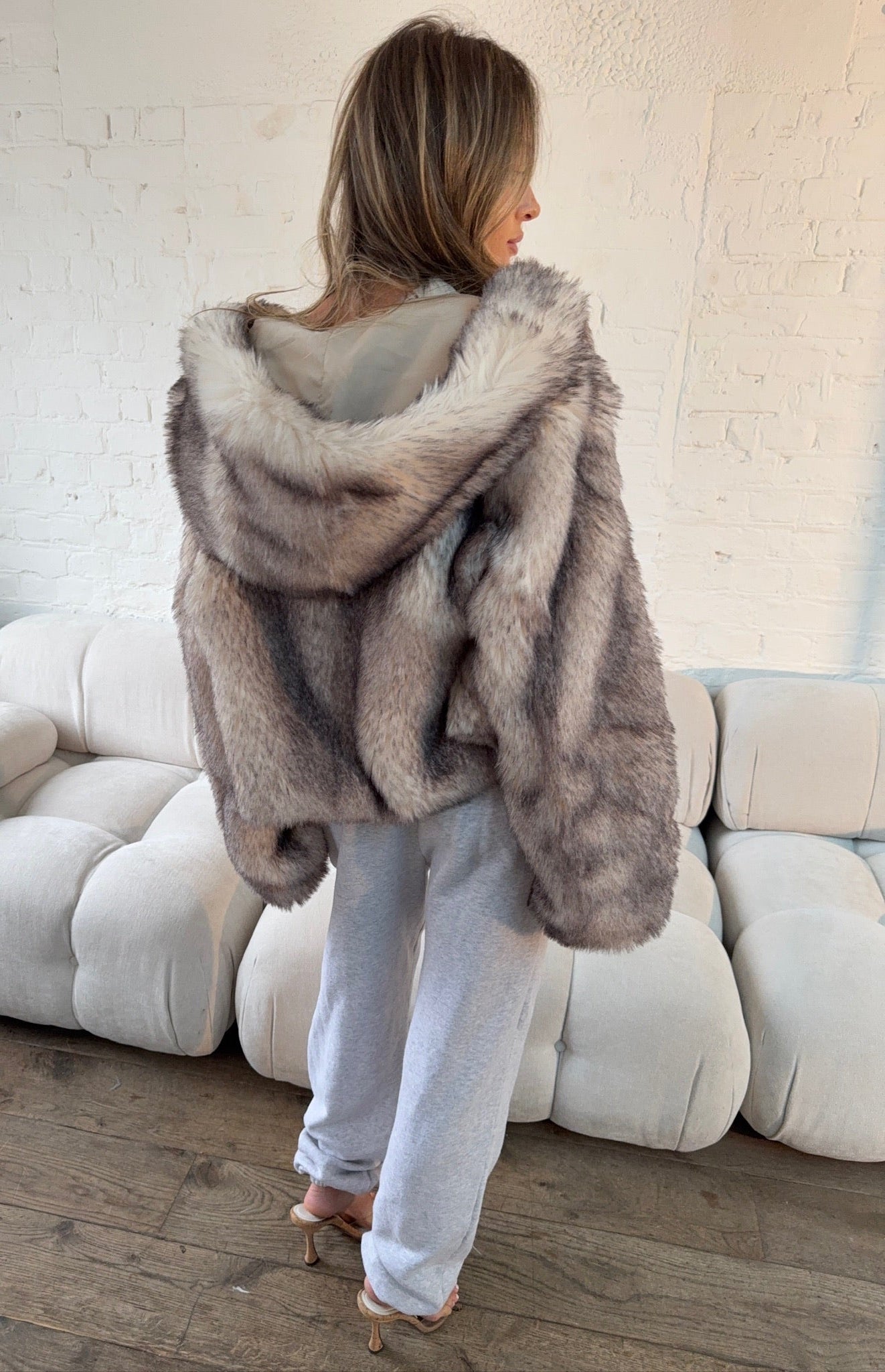 Chaqueta Faux Fur con Capucha en Gris Niebla