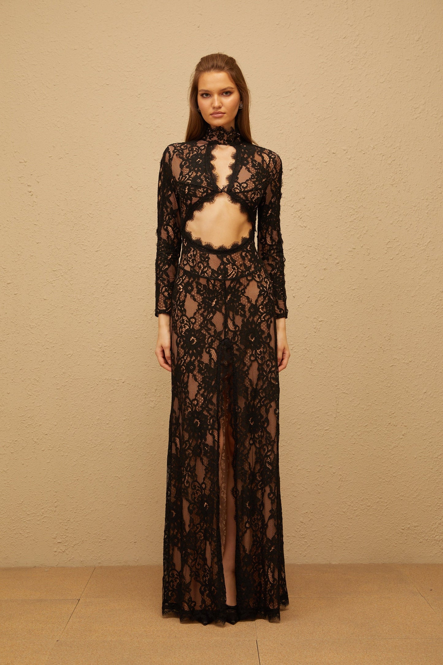 Vestido largo negro con encaje floral y aberturas de Kenza