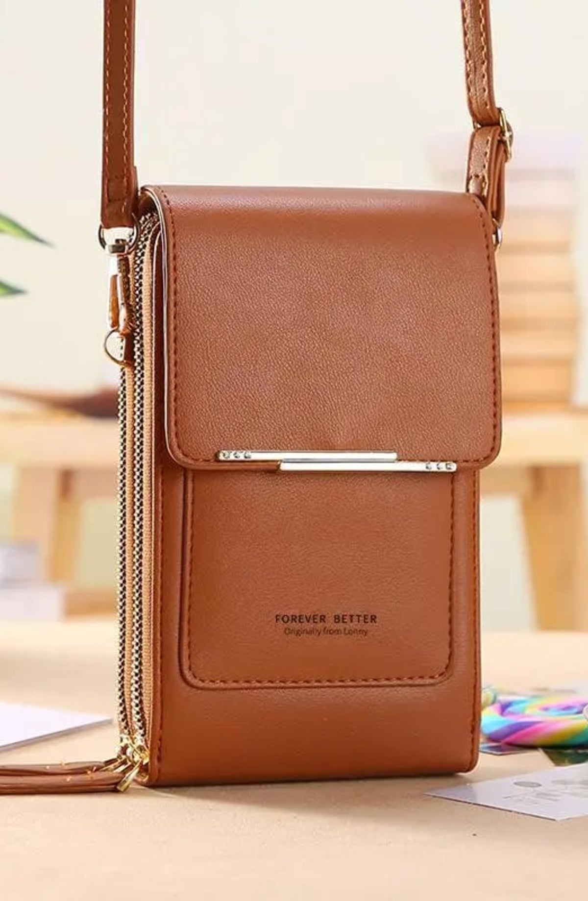 Bolso bandolera con pantalla táctil