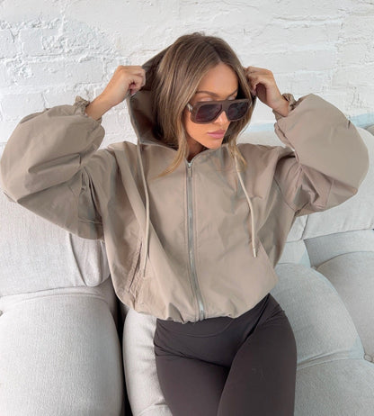 Chaqueta Wind Hooded Urban en Tono Stone