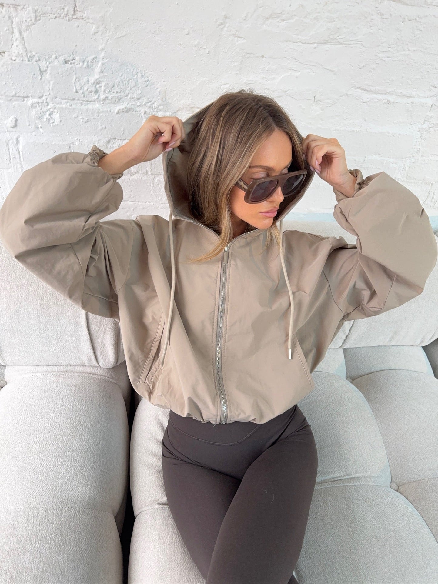 Chaqueta Wind Hooded Urban en Tono Stone