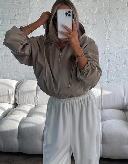 Chaqueta Wind Hooded Urban en Tono Stone