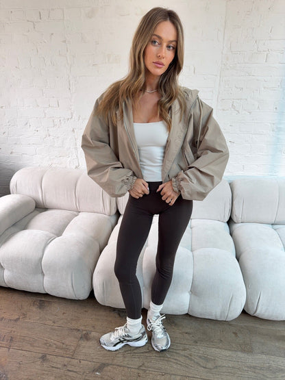 Chaqueta Wind Hooded Urban en Tono Stone