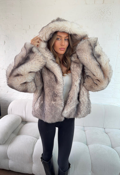 Chaqueta Faux Fur con Capucha en Gris Niebla