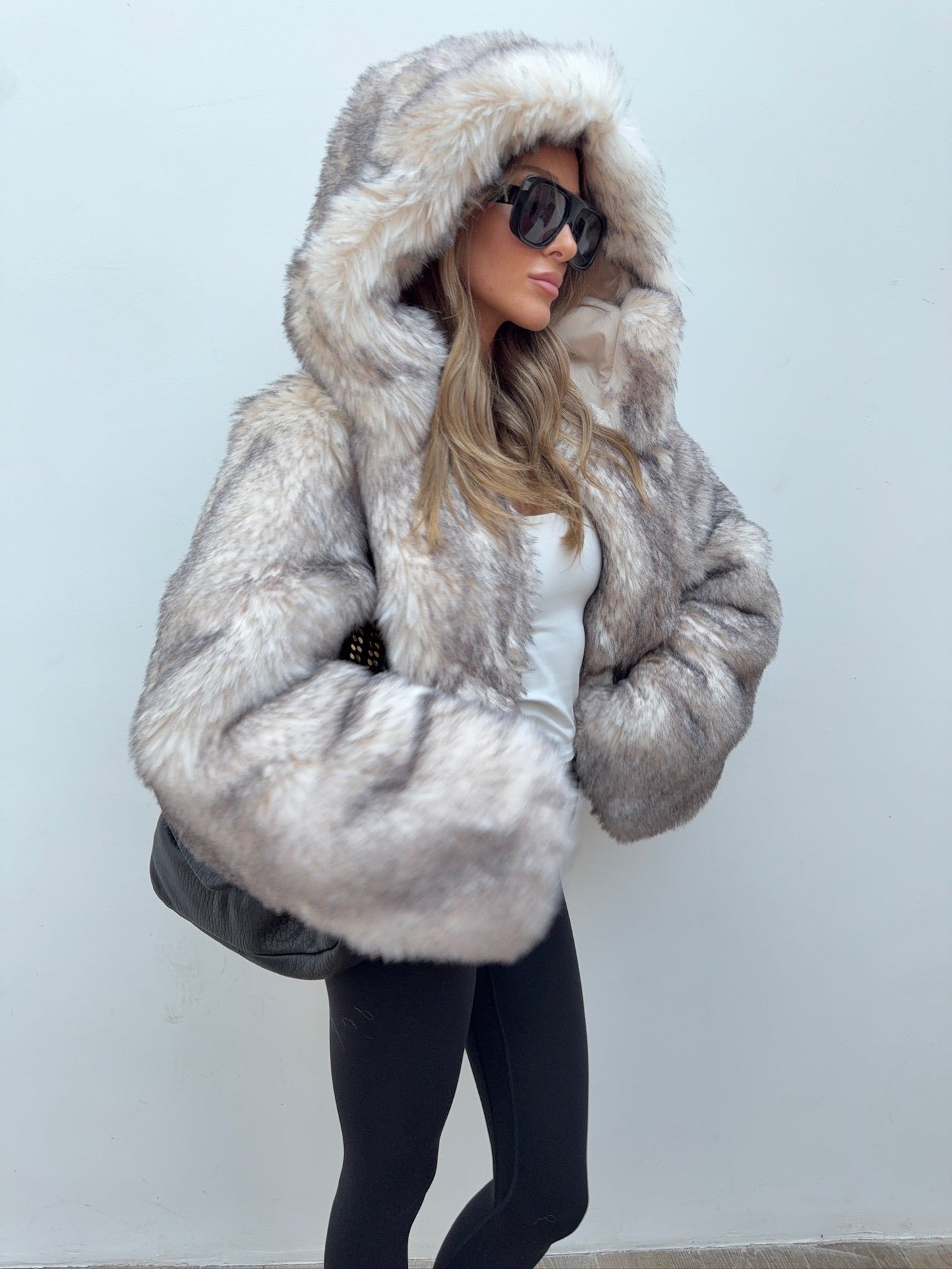 Chaqueta Faux Fur con Capucha en Gris Niebla