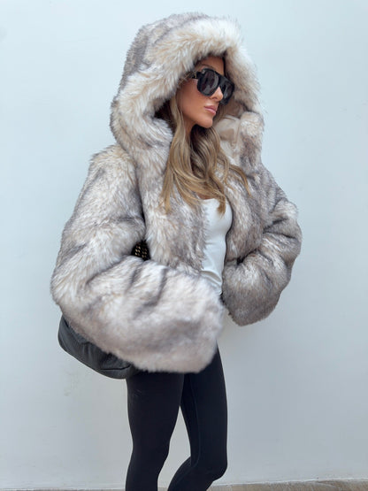 Chaqueta Faux Fur con Capucha en Gris Niebla