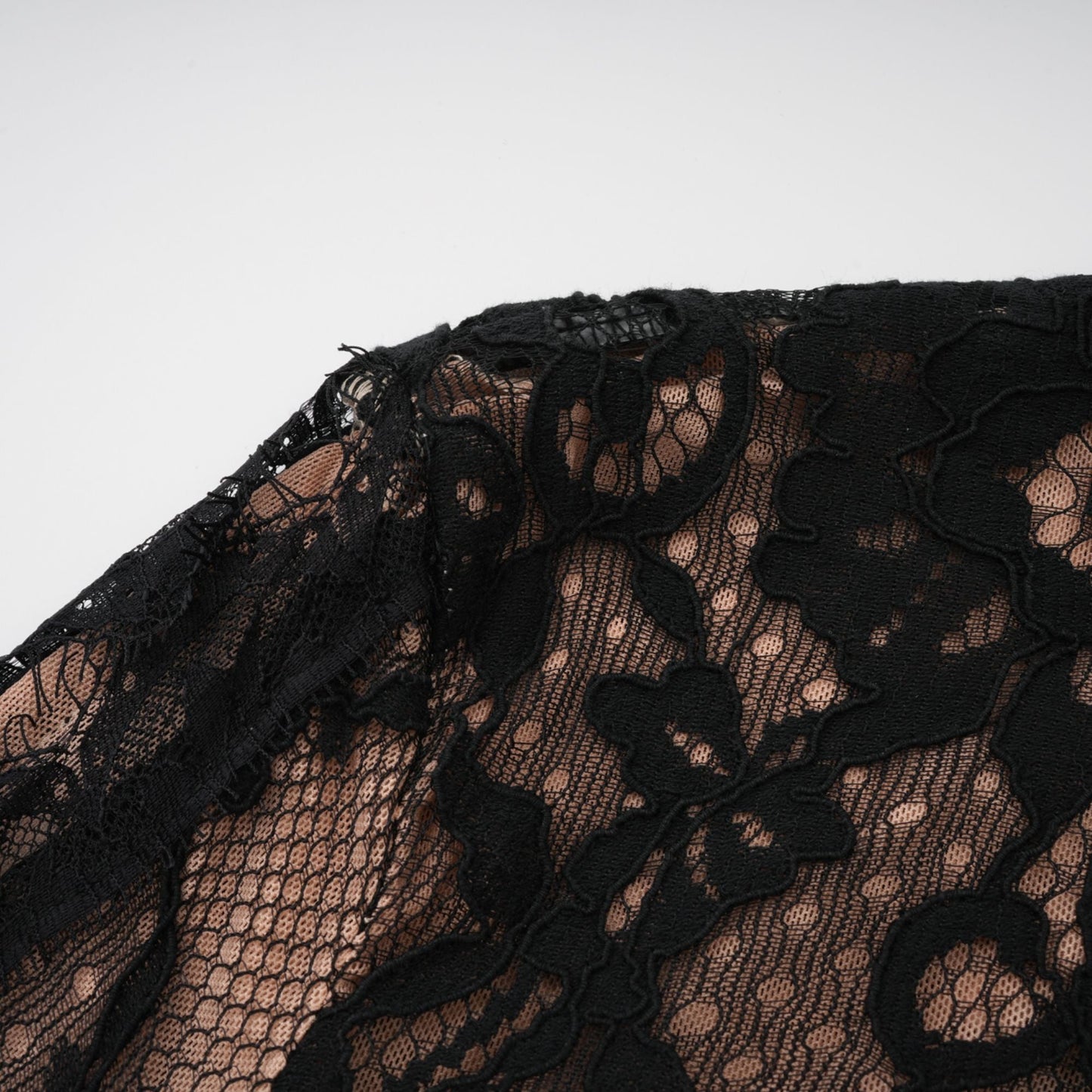 Vestido largo negro con encaje floral y aberturas de Kenza