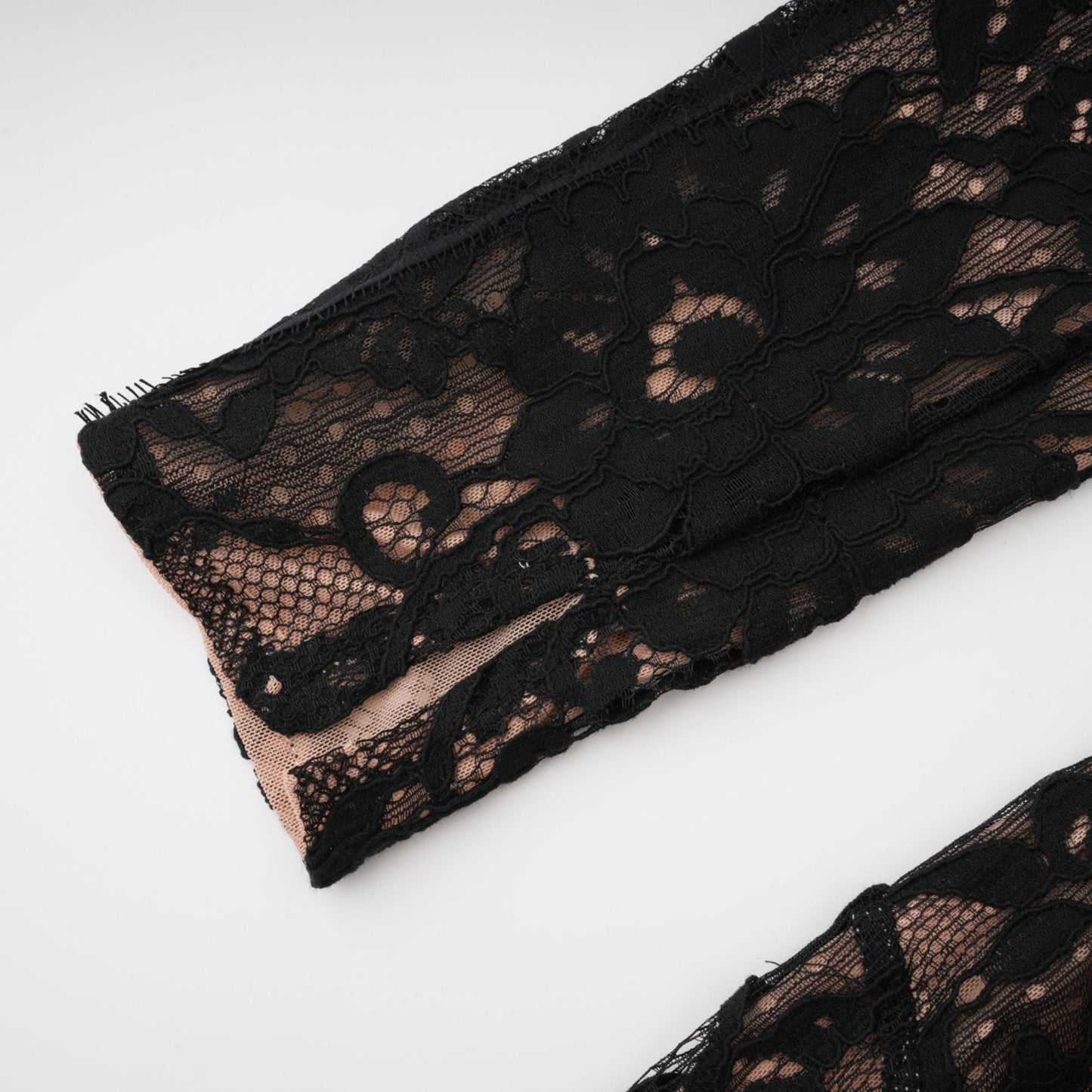 Vestido largo negro con encaje floral y aberturas de Kenza