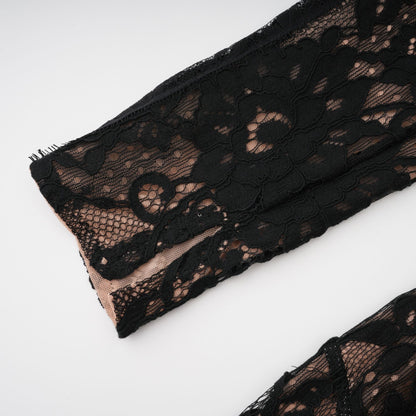 Vestido largo negro con encaje floral y aberturas de Kenza