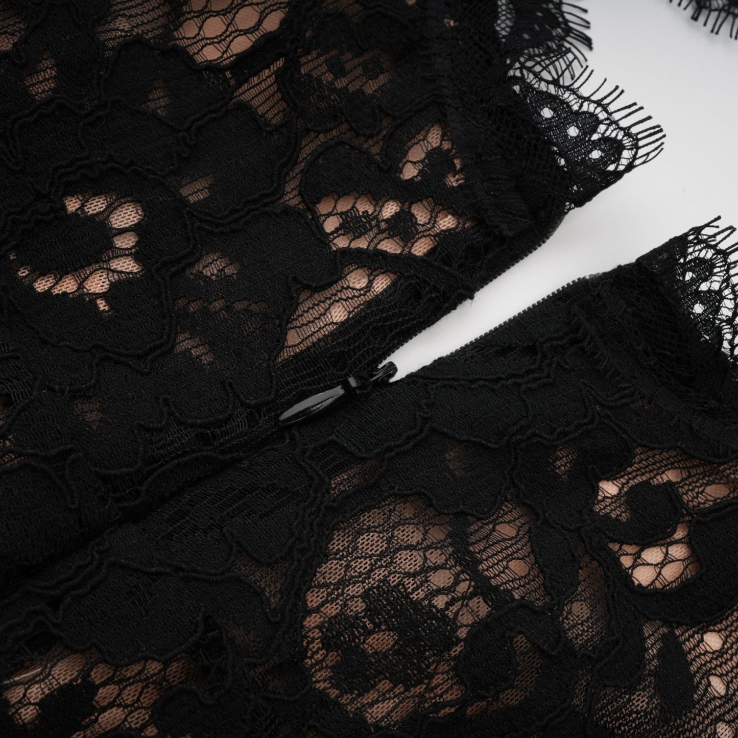 Vestido largo negro con encaje floral y aberturas de Kenza