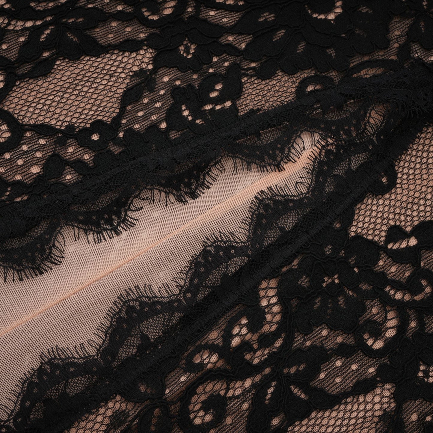 Vestido largo negro con encaje floral y aberturas de Kenza