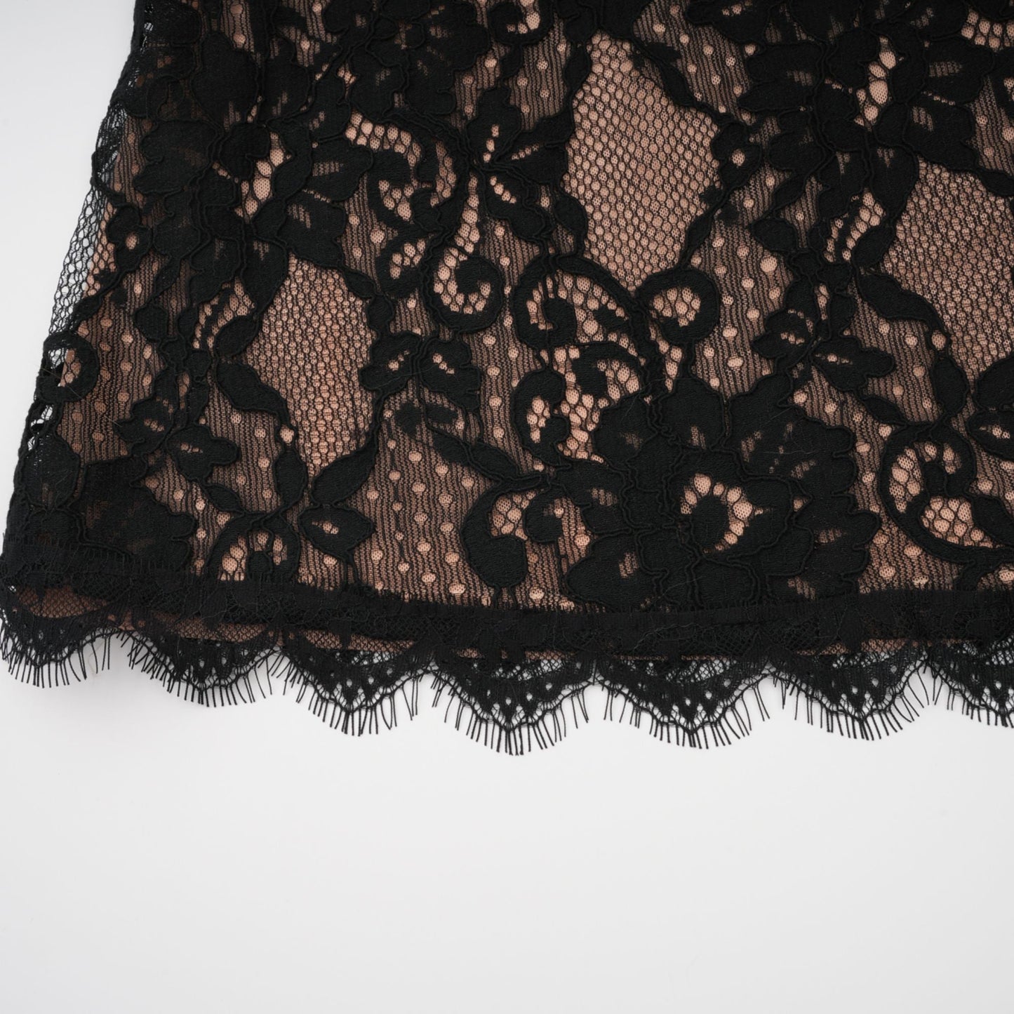 Vestido largo negro con encaje floral y aberturas de Kenza