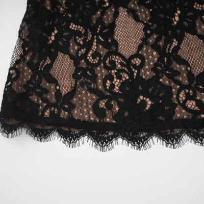 Vestido largo negro con encaje floral y aberturas de Kenza