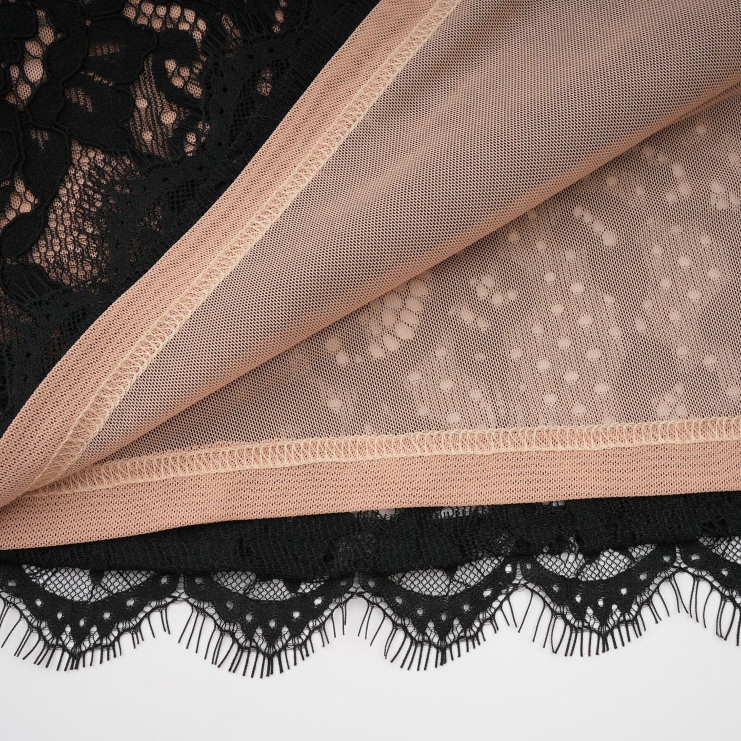 Vestido largo negro con encaje floral y aberturas de Kenza