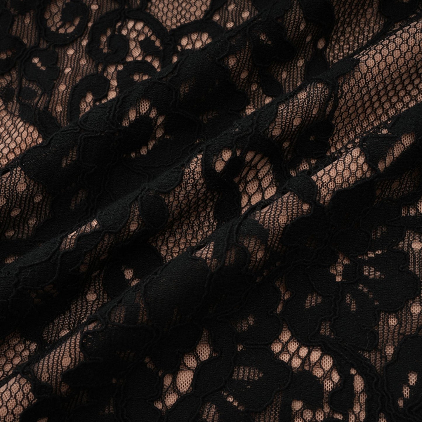 Vestido largo negro con encaje floral y aberturas de Kenza