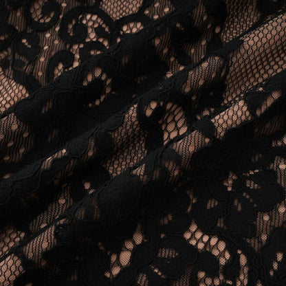 Vestido largo negro con encaje floral y aberturas de Kenza