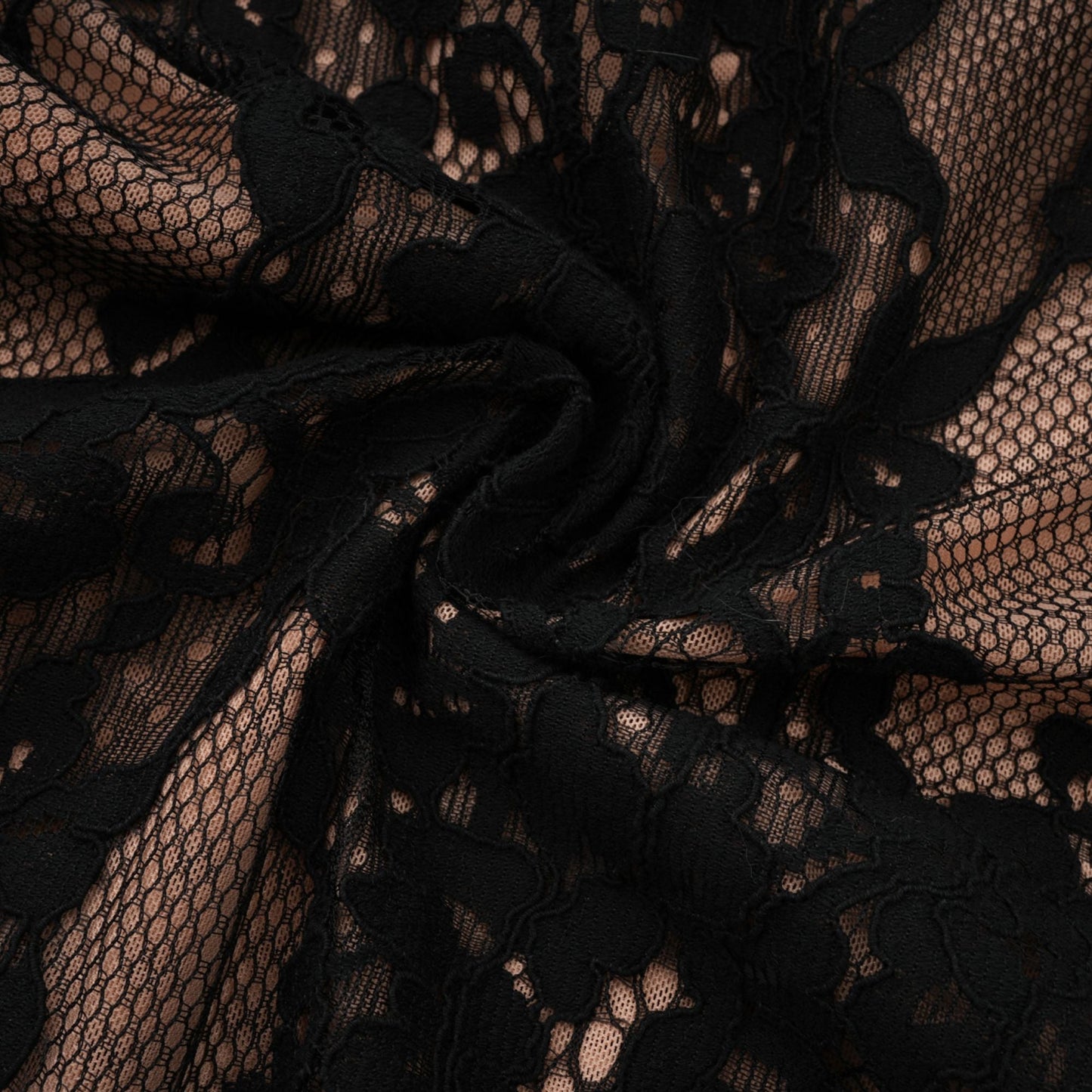 Vestido largo negro con encaje floral y aberturas de Kenza