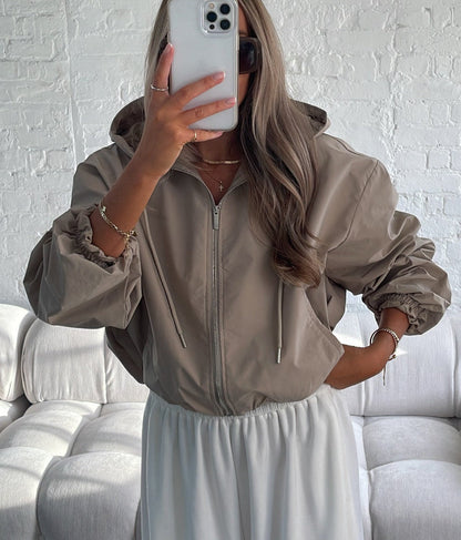 Chaqueta Wind Hooded Urban en Tono Stone