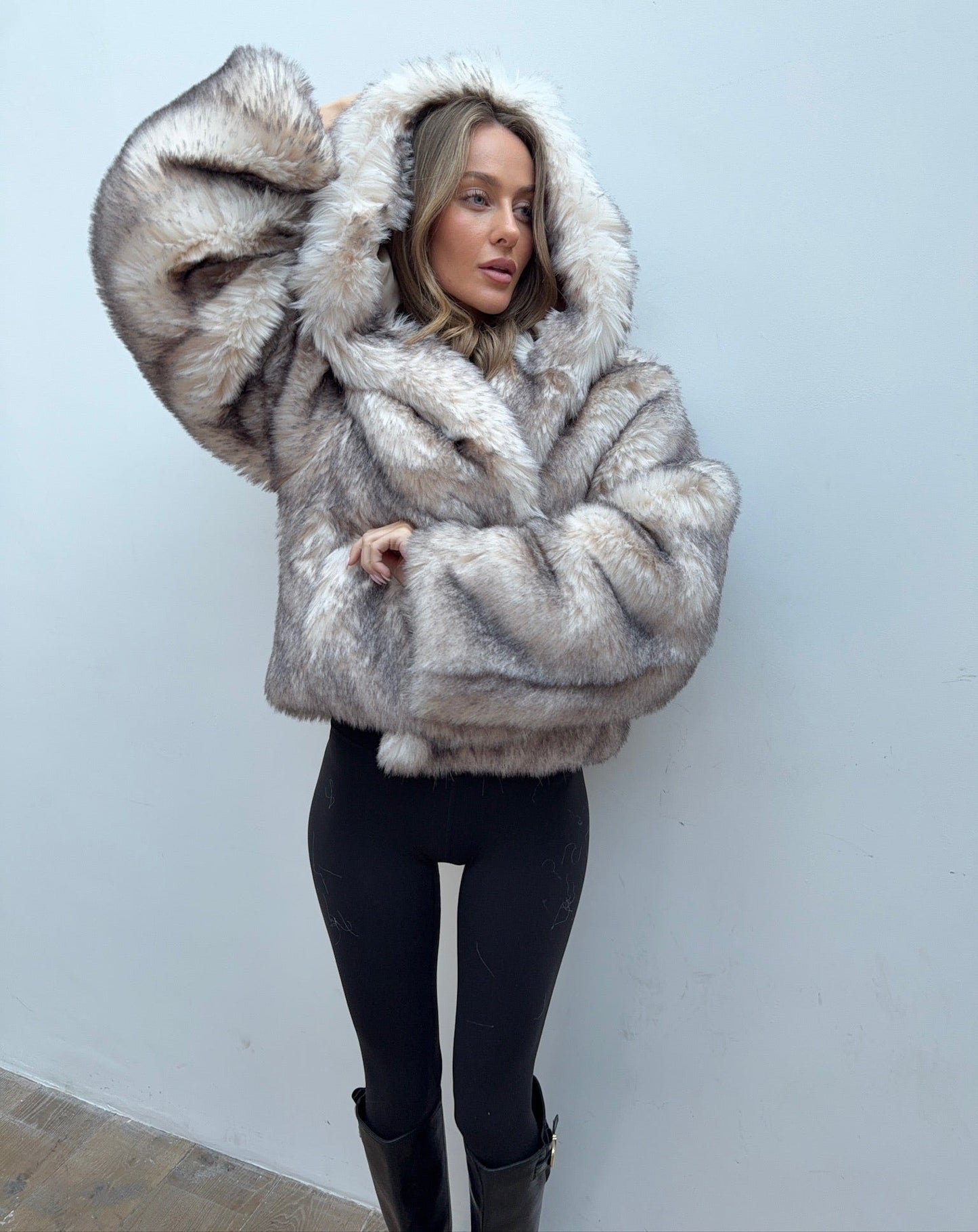 Chaqueta Faux Fur con Capucha en Gris Niebla