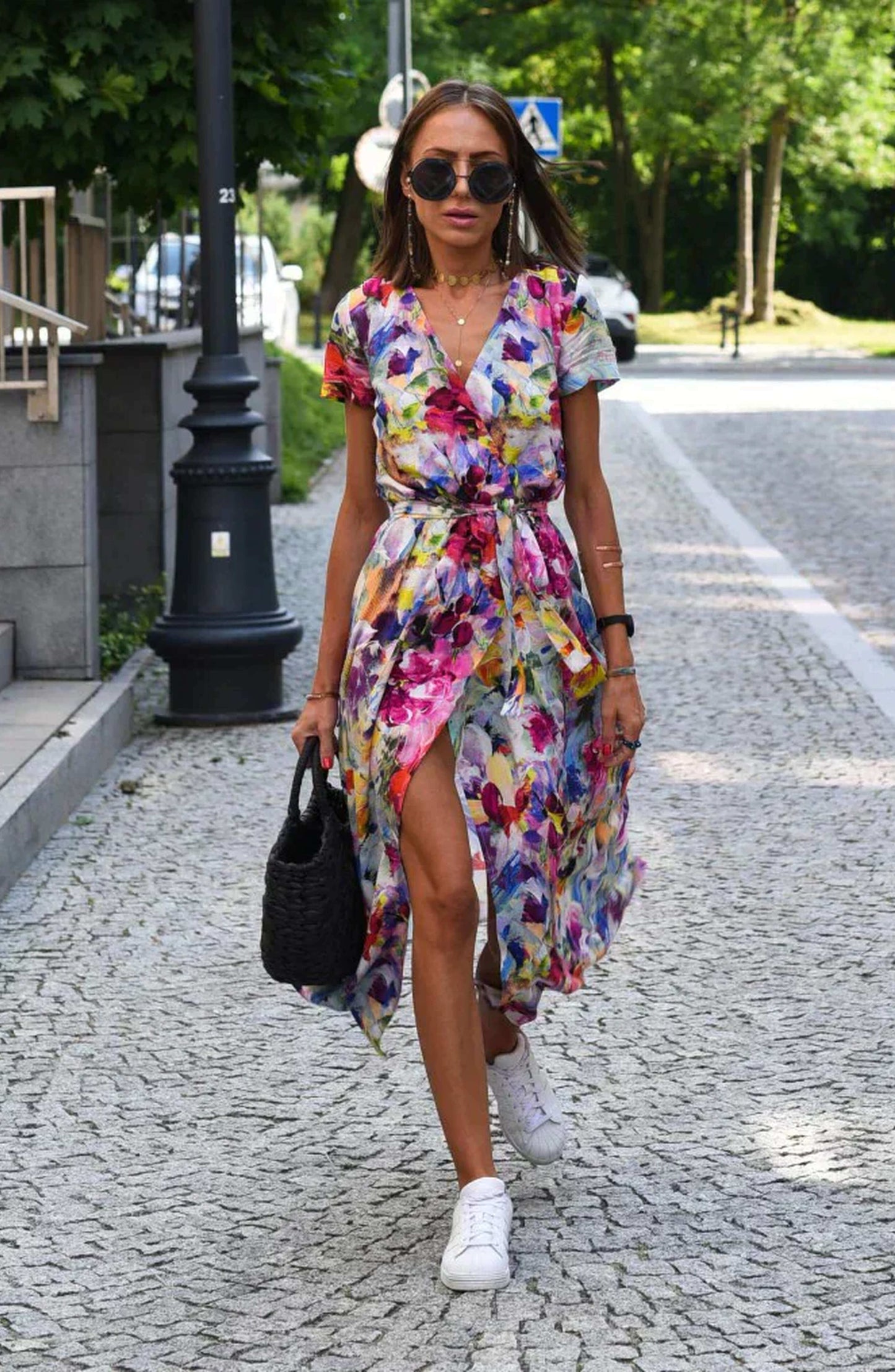 Julia - elegante vestido con escote en V y corte entallado